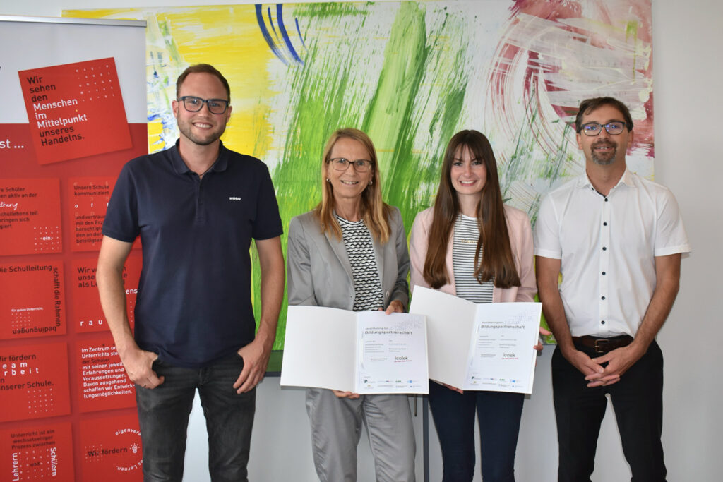 Gruppenbild mit dem Bildungspartner icotek