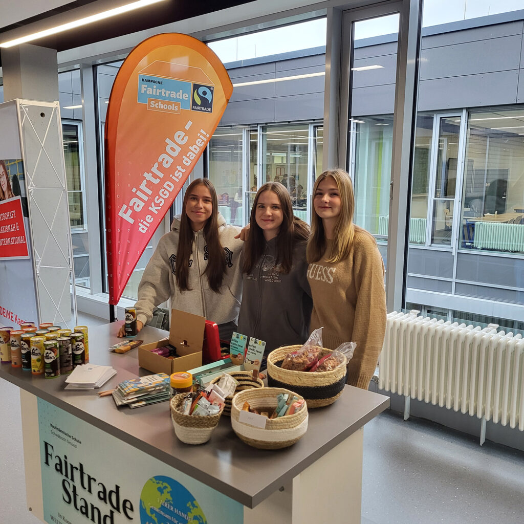 fairtrade-Verkaufsstand der Kaufmännischen Schule mit 3 Schülerinnen