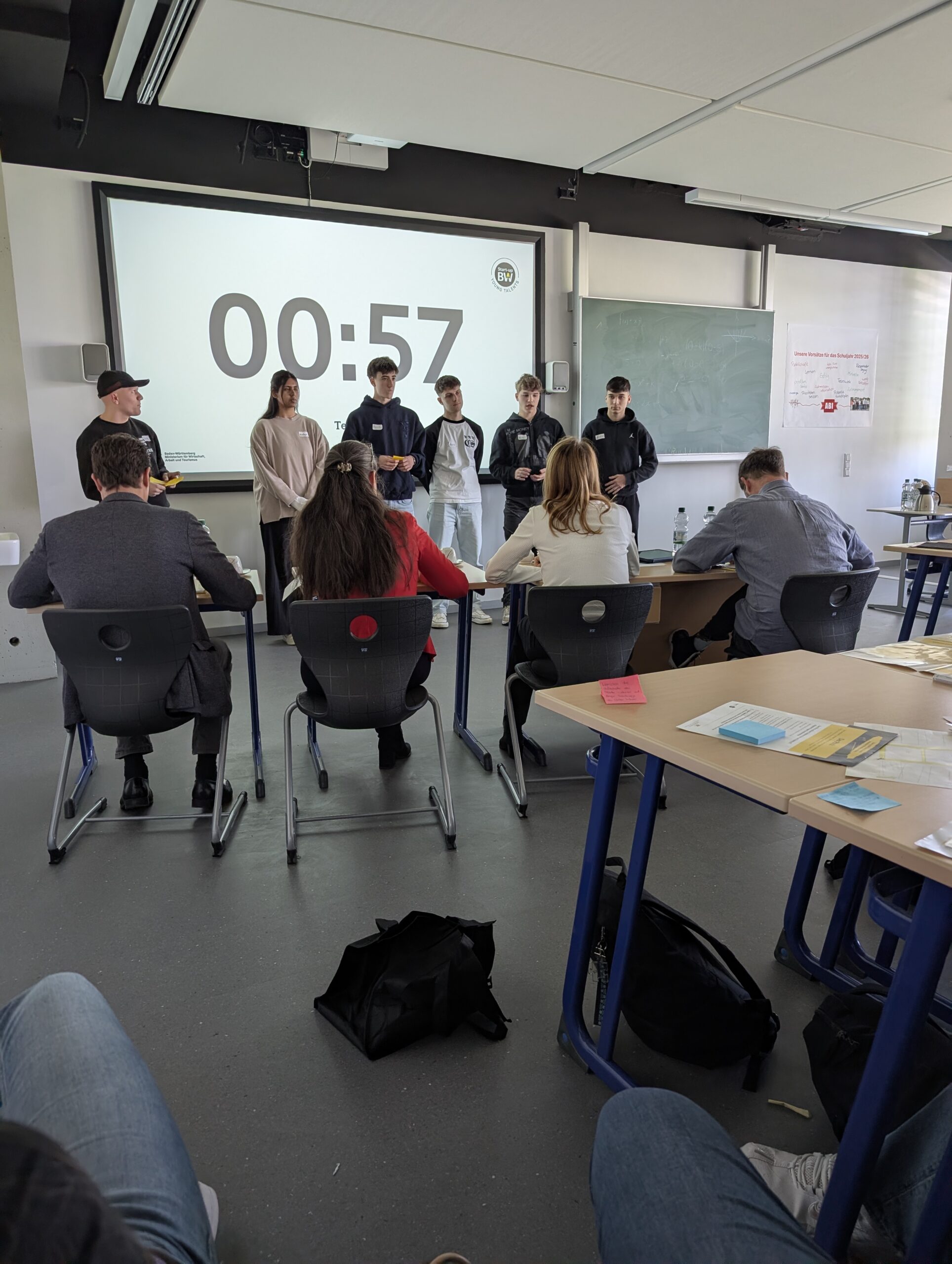 Schülerteam stellt Pitch der Jury vor